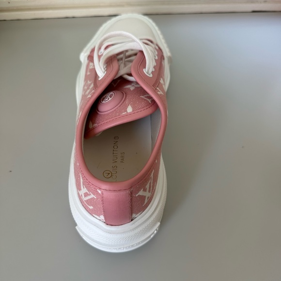 Louis Vuitton Squad Sneaker in pink never worn - Picture 3 of 9